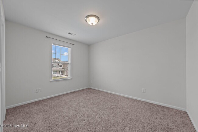 Building Photo - 828 Knoll Cir