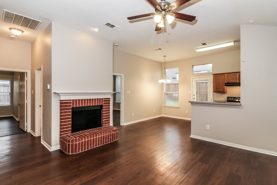 Building Photo - 4901 Fox Ridge Ln