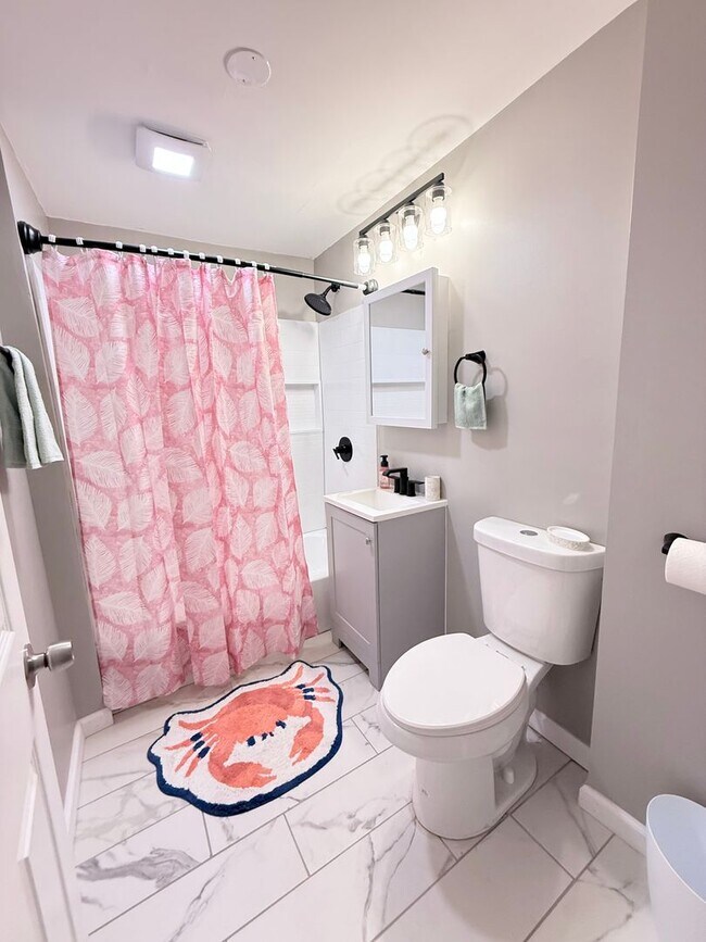 Building Photo - Renovated 4-bedroom 2 full bath, SINGLE FAMILY HOME!!!