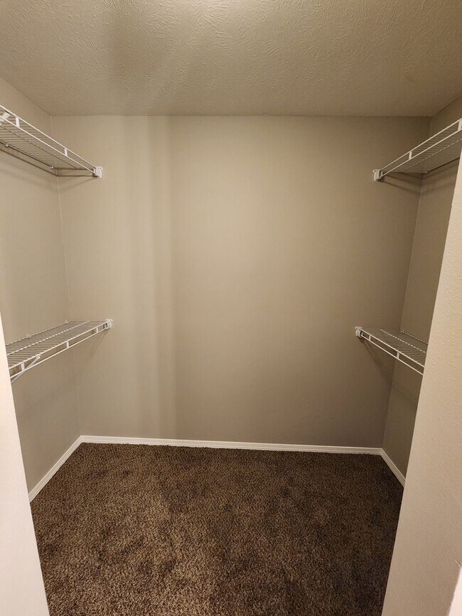 Building Photo - Spacious 3-Bedroom, 2-Bathroom Home AVAILA...