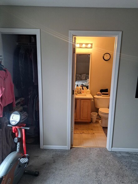 Building Photo - 1990 Middlebury Dr