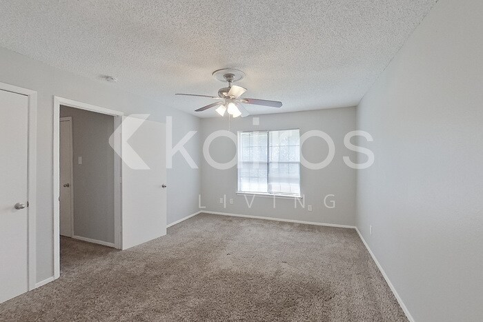Building Photo - 834 Courtenay Pl