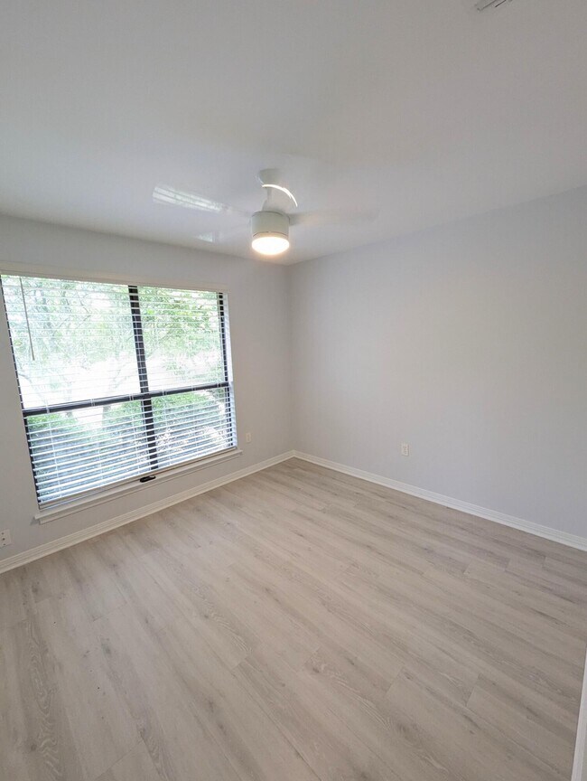 Building Photo - 1837 Sunrise Dr
