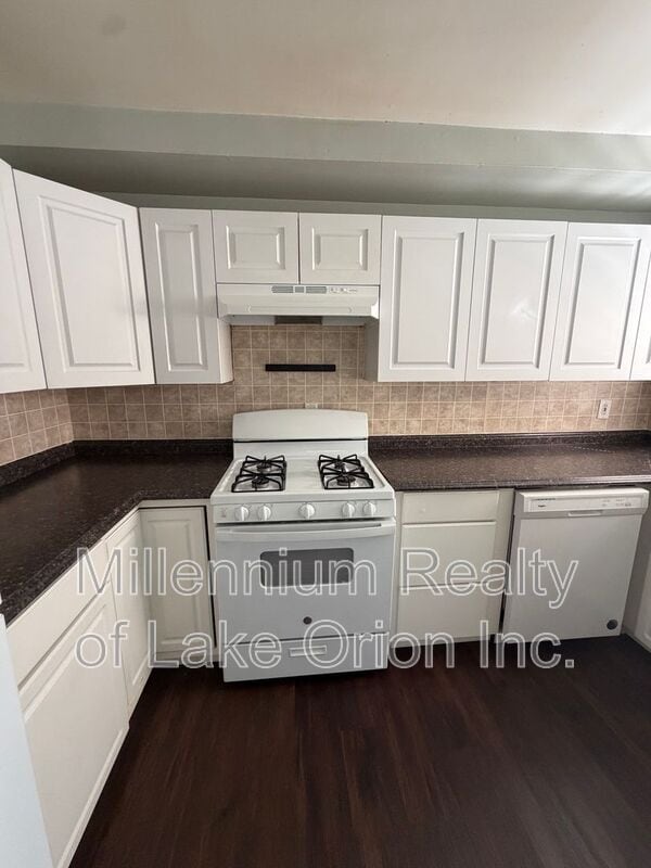 Building Photo - 260 W Longfellow Ave