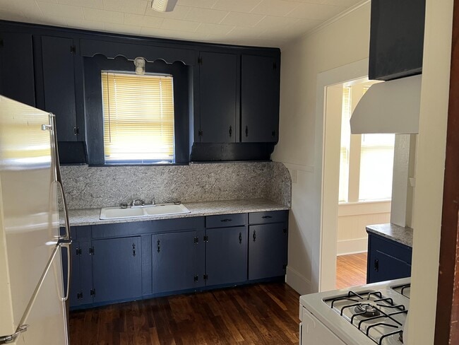 Building Photo - 817 6th St