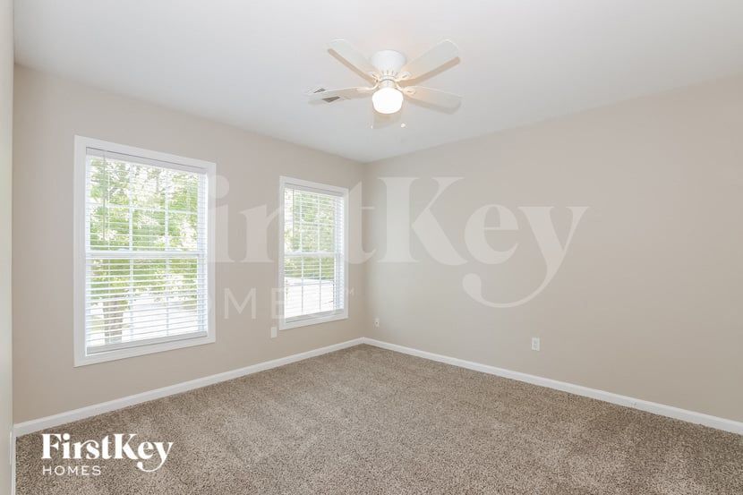 Building Photo - 1530 Hedington Cir SE