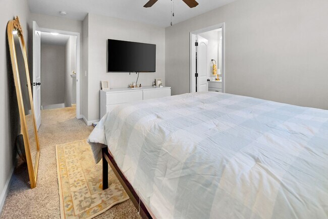 Building Photo - 2 Bed 2.5 Bath Townhome