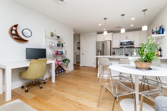 Building Photo - 545 E 3rd St