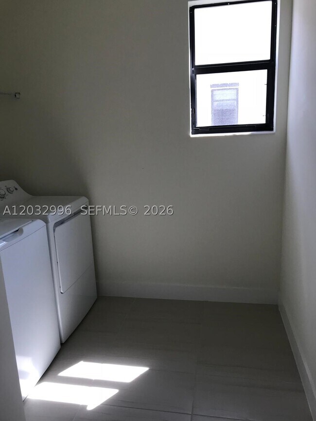 Building Photo - 8102 NW 105th Ct