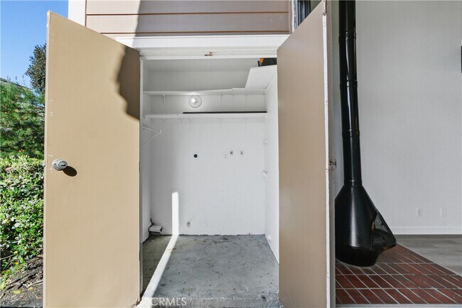 Building Photo - 80 Lakepines-
