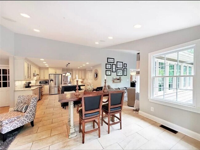 Building Photo - Gorgeous East Cobb Home with 5 bedrooms & 3.5 Bathrooms!!