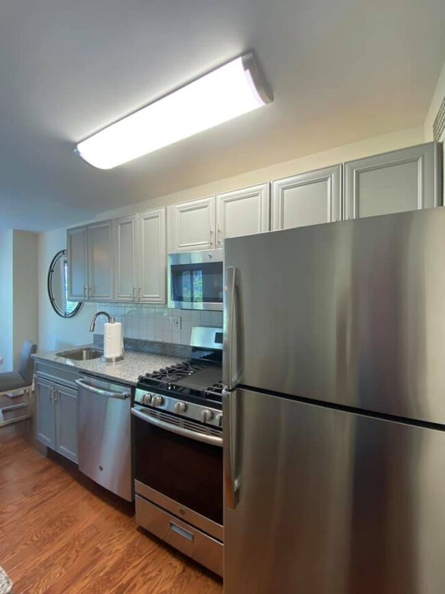 Building Photo - Cozy Studio Condo in Dupont Circle!