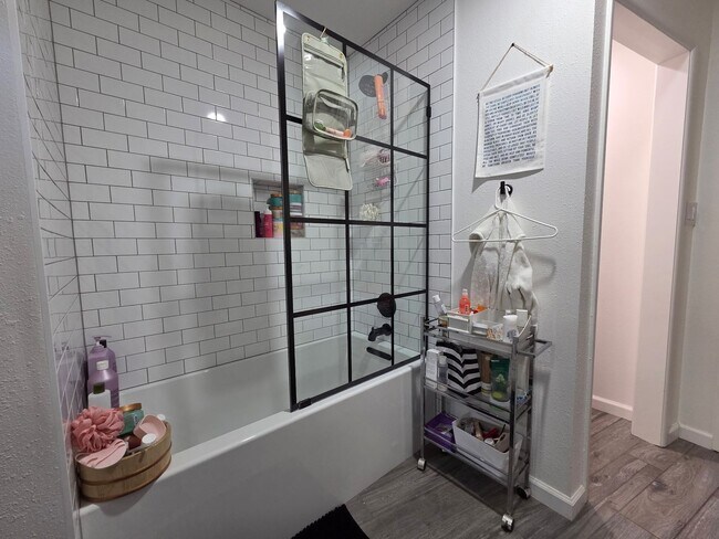 Building Photo - Wonderful Mid Century Home available for lease