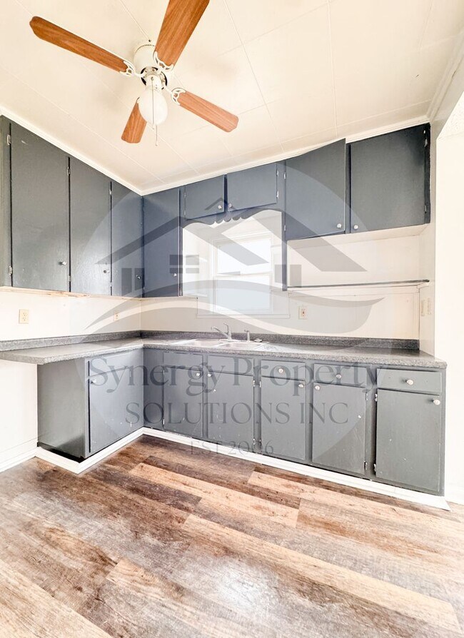 Building Photo - Martha Ave 23 - 23 1/2