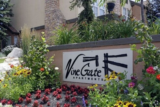 Building Photo - 2 Bed 1.5 Bath End Unit Townhome!