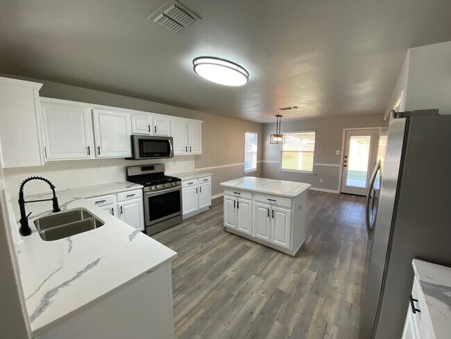 Building Photo - Beautiful Home in Redbird Ranch