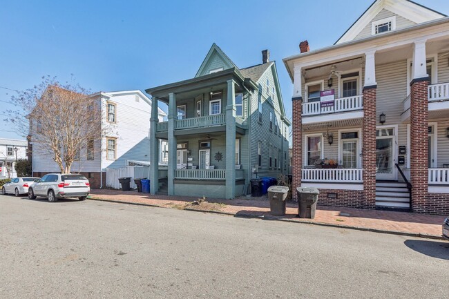 Building Photo - BEAUTIFUL Second Floor Unit in Olde Towne!