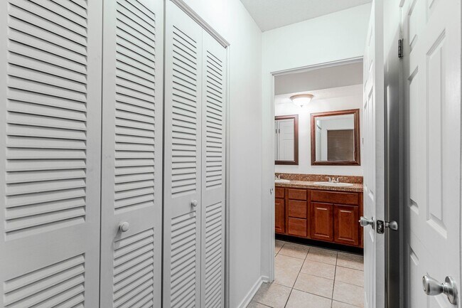 Building Photo - 2BD/2BA Condo located in Perkins Gardens
