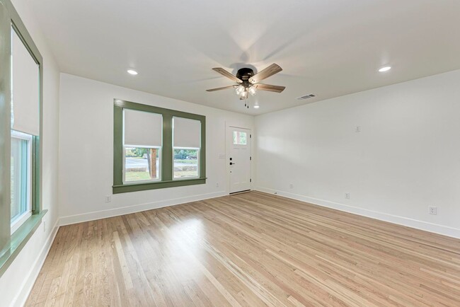 Building Photo - Stunning 3/2.5 with Office in West Lampasas