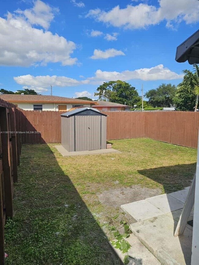 Building Photo - 5841 Tyler St