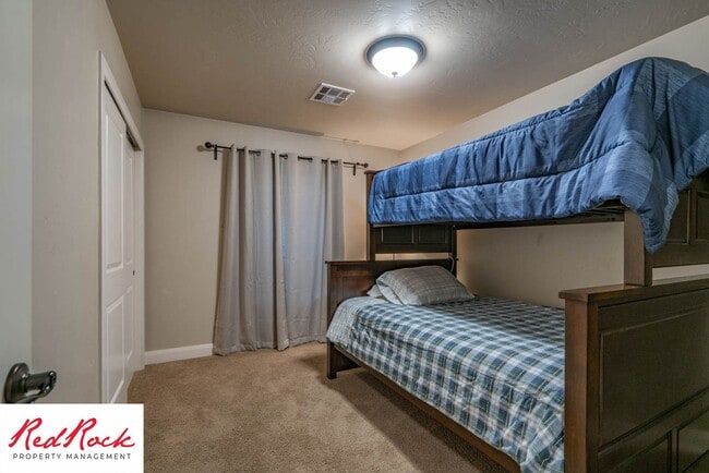 Building Photo - Move In Special- $500 Off First Month's Rent! 3 Bedroom, Fully Furnished Home.