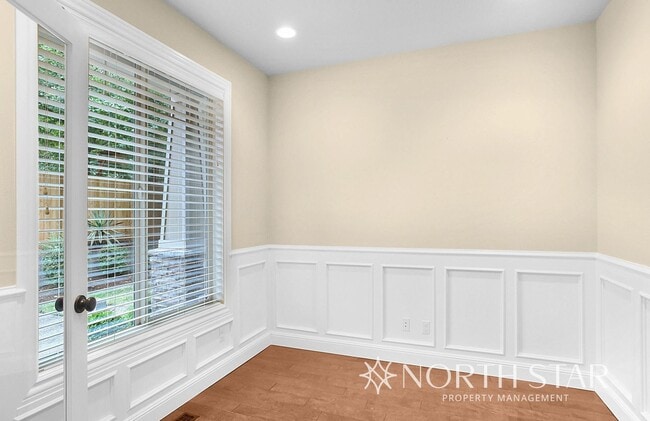 Building Photo - Beautiful Craftsman in Lake Oswego