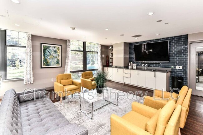 Building Photo - 1021 N Garfield St