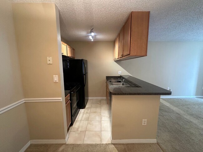 Building Photo - 1 Bedroom - 1 Bath - 2nd Floor - Community...