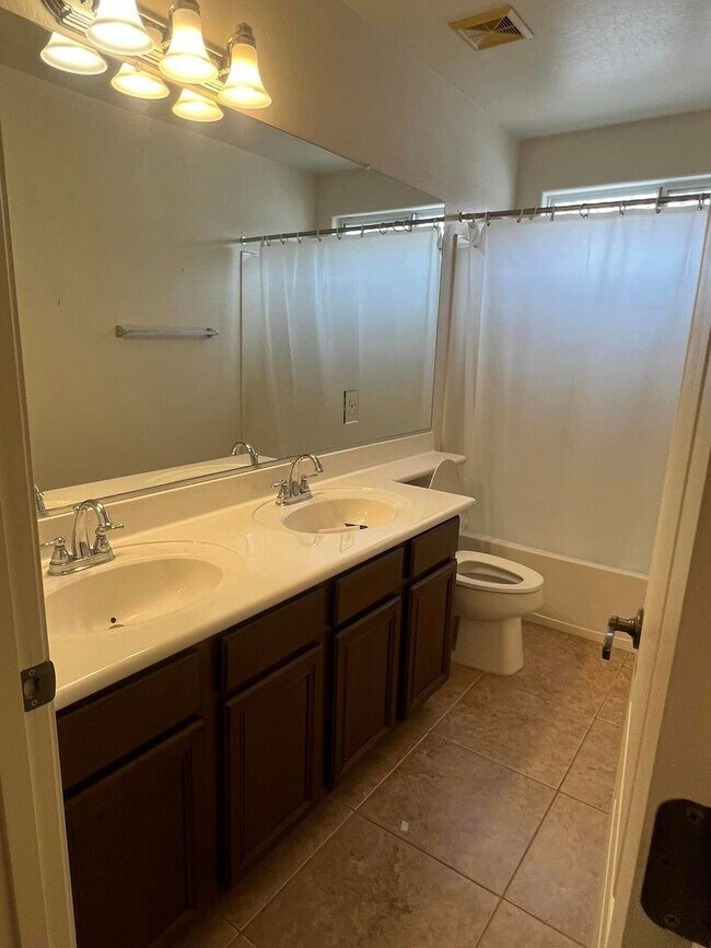 Building Photo - 4-bedroom and loft in the Willows with com...