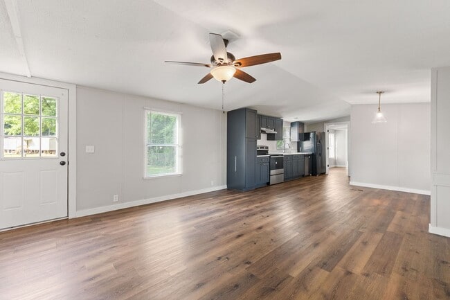 Building Photo - 3 bed 2 bath