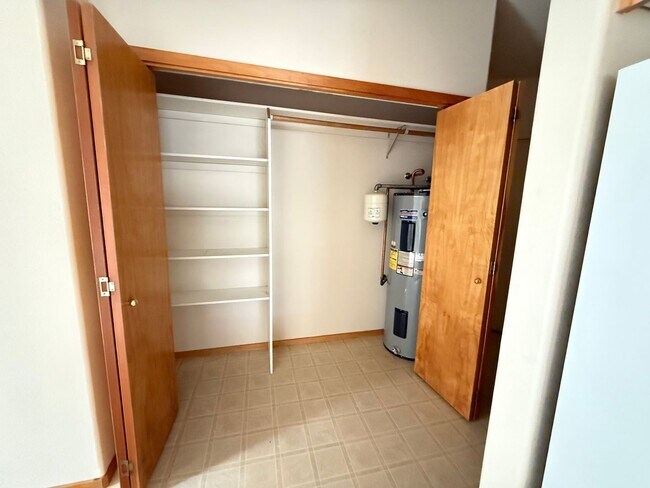 Building Photo - Spacious Studio Unit Located on Quiet NE B...
