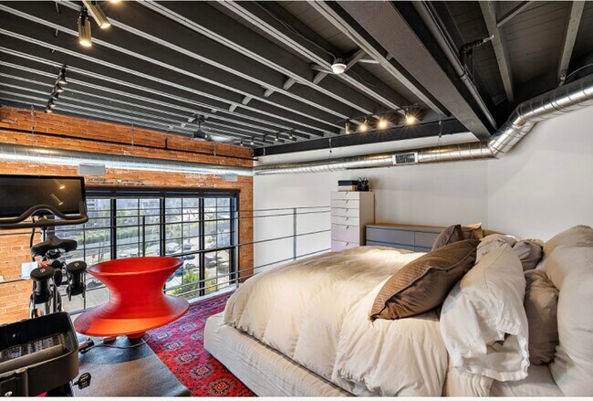 Building Photo - 2003 Brooklyn St