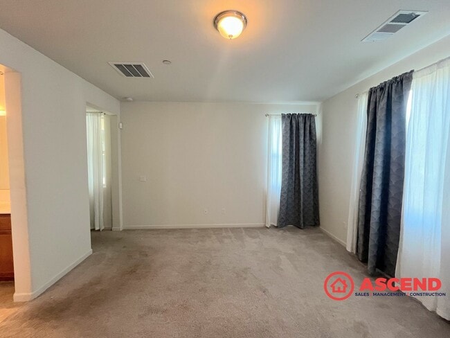 Building Photo - Alluring Home Located In HOA!