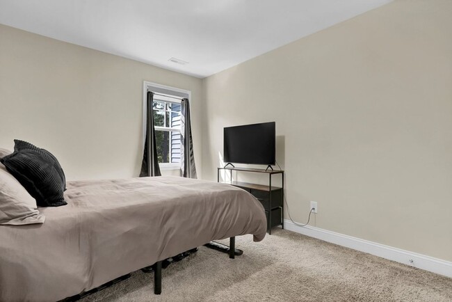 Building Photo - 424 Guppy Lp Rd