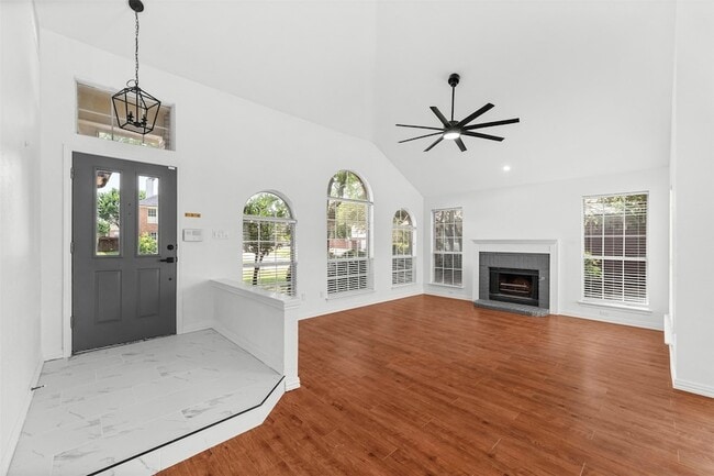 Building Photo - 4709 Thorntree Dr