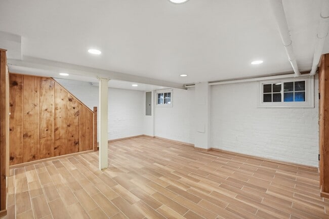 Building Photo - Glover Park Townhome | 4 Bed | 3.5 Bath | 2,500 Sf | Large Front Porch & Fenced-In Backyard w/ Deck