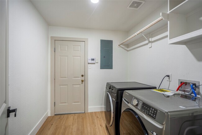 Building Photo - 5614 Oakhaven Ln