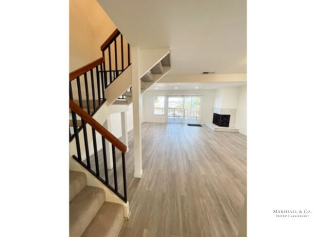 Building Photo - Contemp. 3BD/2.5 BA TOWNHOUSE W LRG ROOMS,...