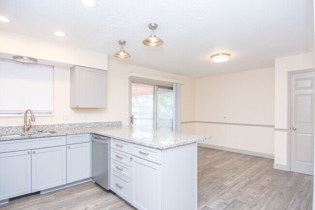 Building Photo - Really Nice 4 bedroom 3 Bath Home on Spacious Lot!