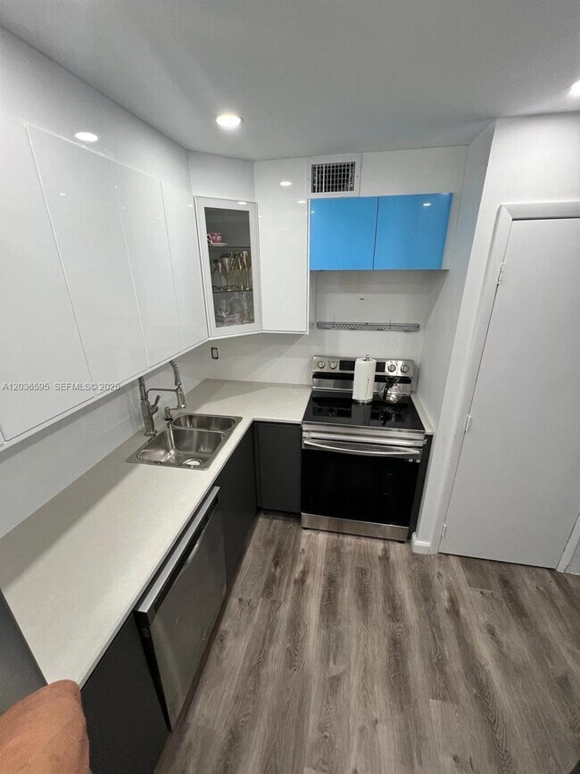 Building Photo - 4164 Inverrary Dr