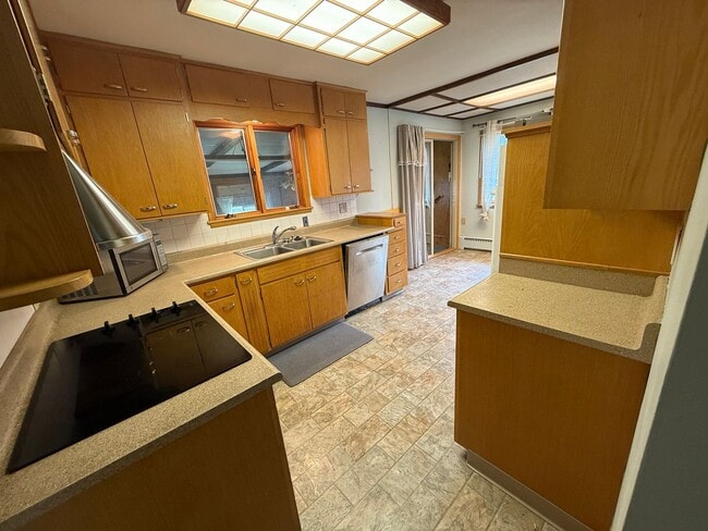 Building Photo - 3 Bed 2 Bath Home