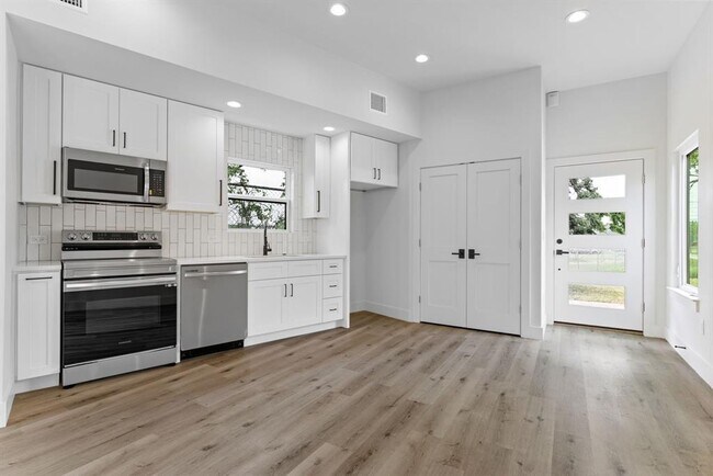 Building Photo - 8507 Hathaway Dr
