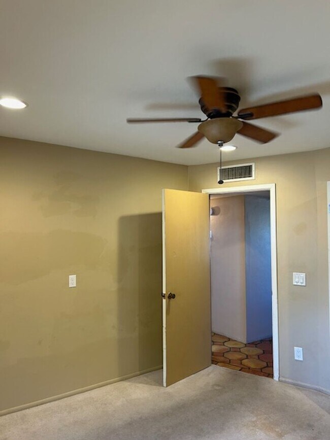 Building Photo - 2 Bedrooms PLUS Den NW Tucson