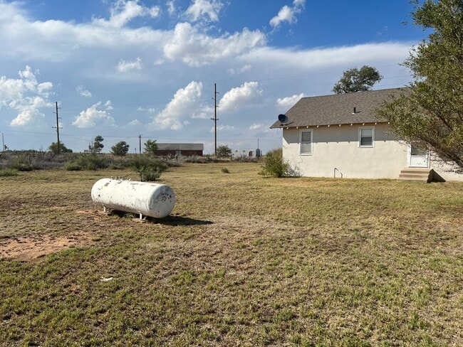 Building Photo - Country Living Home