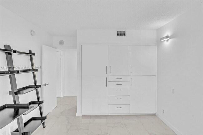 Building Photo - 2500 Parkview Dr