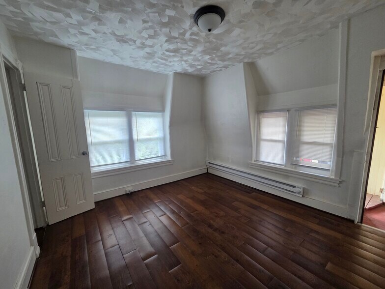 Building Photo - 226 Clymer St
