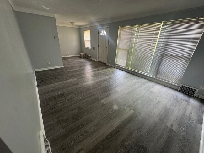 Building Photo - Single Family Home 3 beds 1 bath Available...