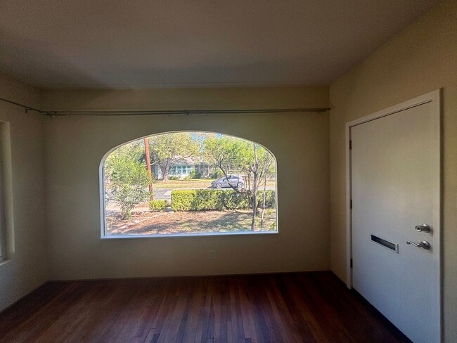 Building Photo - Hemphill Park Gem! 4 Bed/2.5 Bath - Availa...