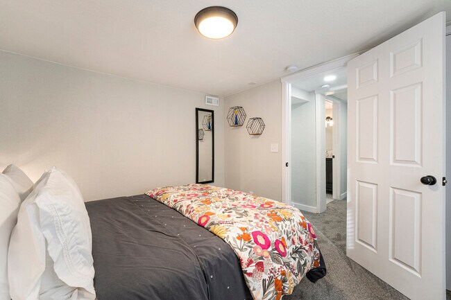 Building Photo - 832 26th St