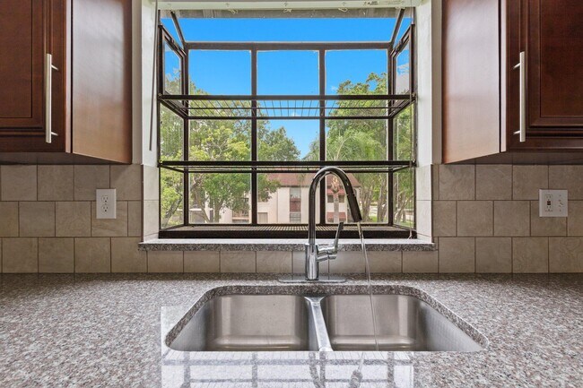 Building Photo - 5040 Rose Hill Dr